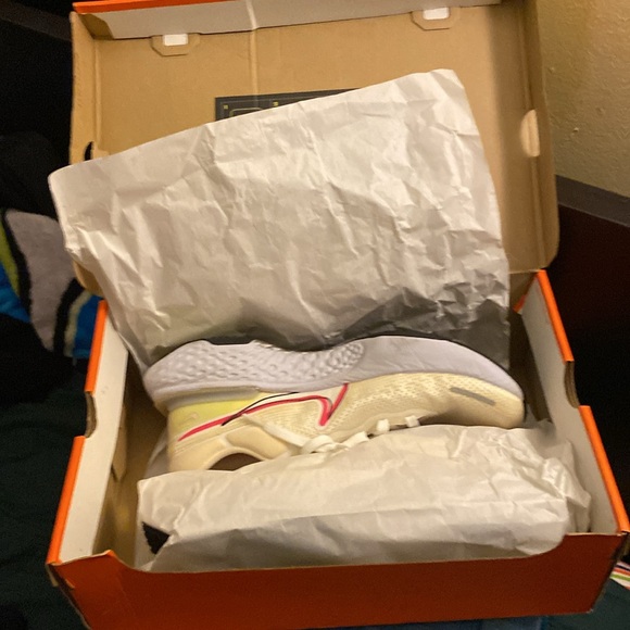 Nike Zoomx Invincible Run FK | Pink, white | size 11.5 - Picture 2 of 4